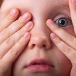 Конъюнктивит у детей: бактериальный и вирусный — причины, симптомы и способы лечения