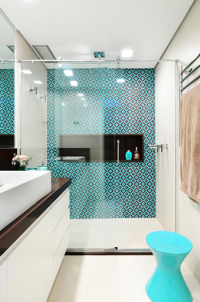 Бирюзовый цвет в отделке стильной ванной комнаты