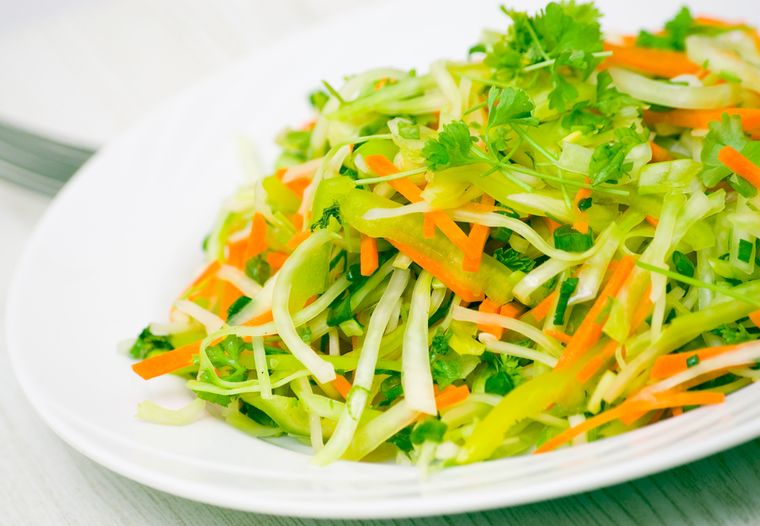 салат из капусты, огурцов и овощей