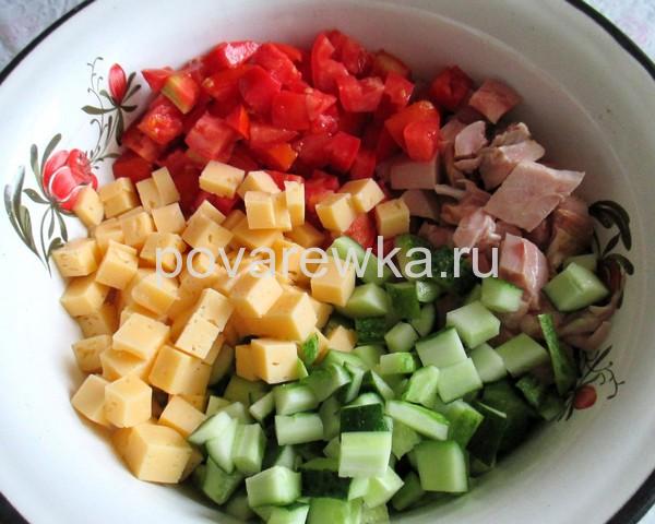 Салат с курицей сыром и помидорами