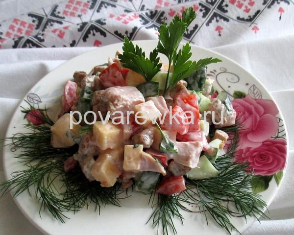 Новогодний салат с курицей копченой помидорами и огурцами
