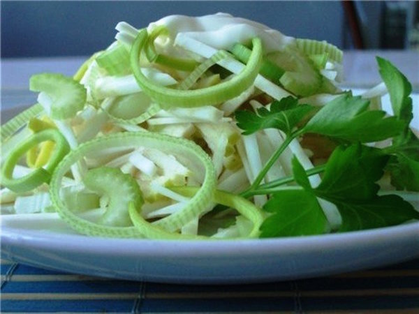 Рецепты освежающих салатов со стеблевым сельдереем