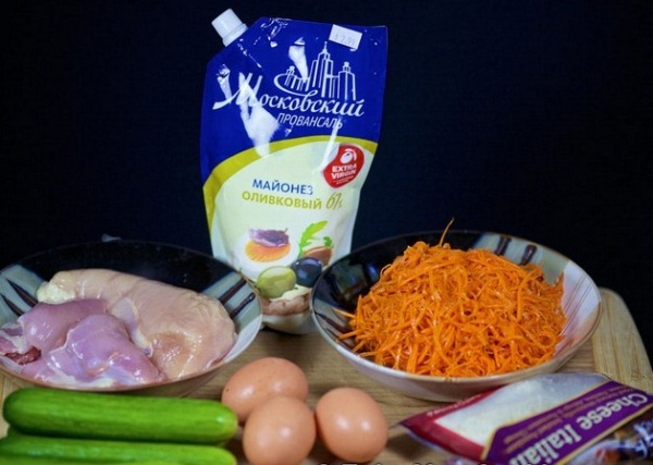 Подготавливаем ингредиенты для салата с корейской морковью и курицей 