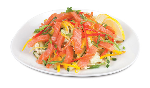 Предлагаем вам несколько вариантов приготовления салата с копчёным лососем