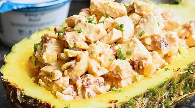 Пикантный салат с курицей и ананасом
