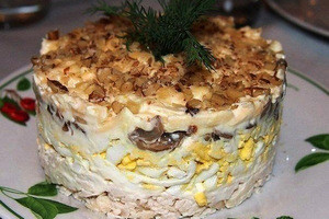 Слоеный салат с жареными грибами