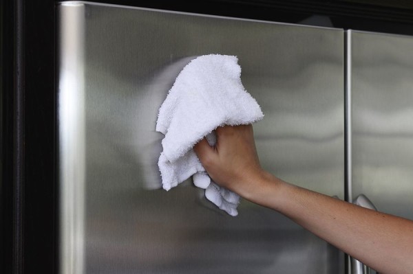 Снаружи холодильник легко моется мыльной водой