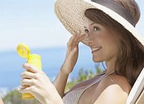 Защищайте лицо от солнца, чтобы избежать фото старение кожи