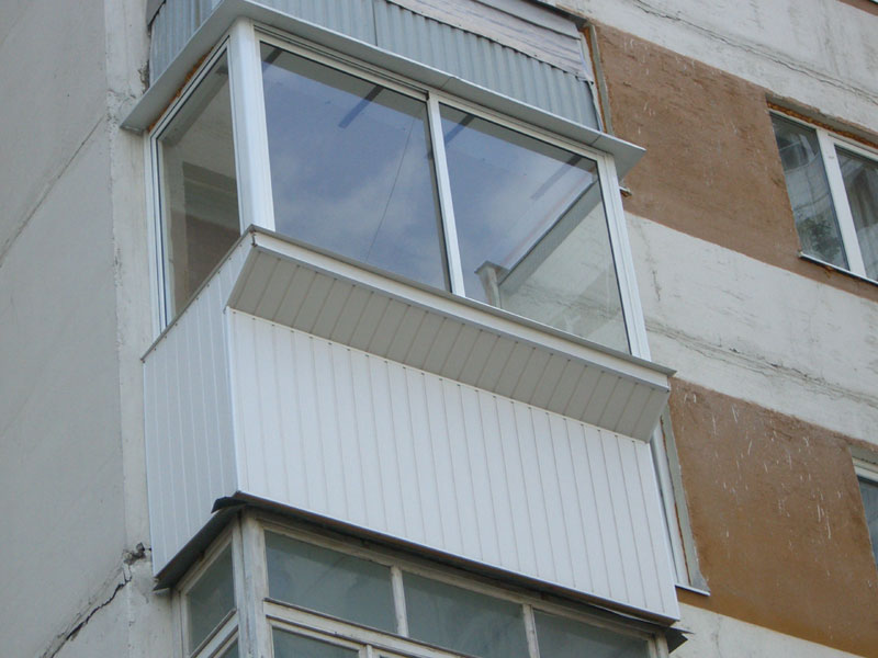 Сплошное ограждение балкона выполнено обычной ПВХ вагонкой.