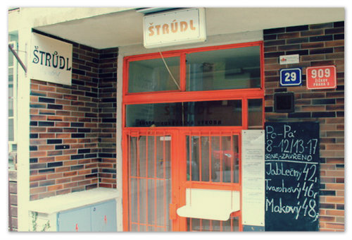 «Šusta Štrůdl» — небольшая семейная лавка-пекарня. Самый вкусный штрудель в Праге — здесь!