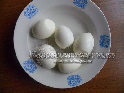 Сваренные очищенные яйца