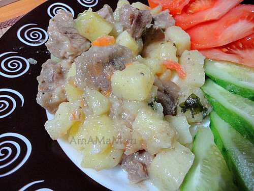 Очень вкусная картошка, тушеная с мясом, луком и морковкой