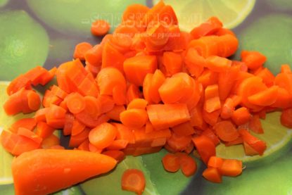 Нарезанная кубиками морковь