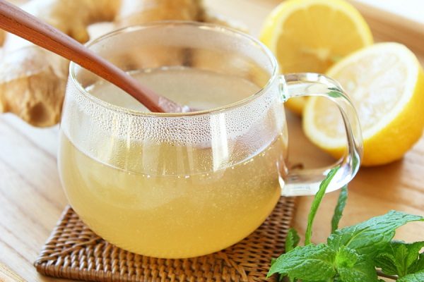 Теплая вода с медом и лимоном при простуде
