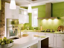 Выбирая цвет кухни по фэншуй, старайтесь избегать большого количества черного, красного и синего; беспроигрышный вариант – зеленый 