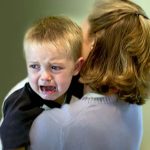 Что делать, если ребёнок плачет: сильно, без причины? Что можно сделать, как успокоить малыша, который плачет, как понять причины плача