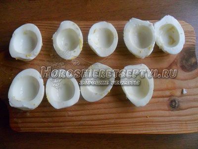 Яйца разрезать пополам