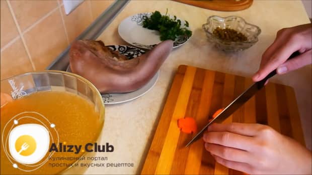 Для приготовления заливного из говяжьего языка, по рецепту нарежьте морковь