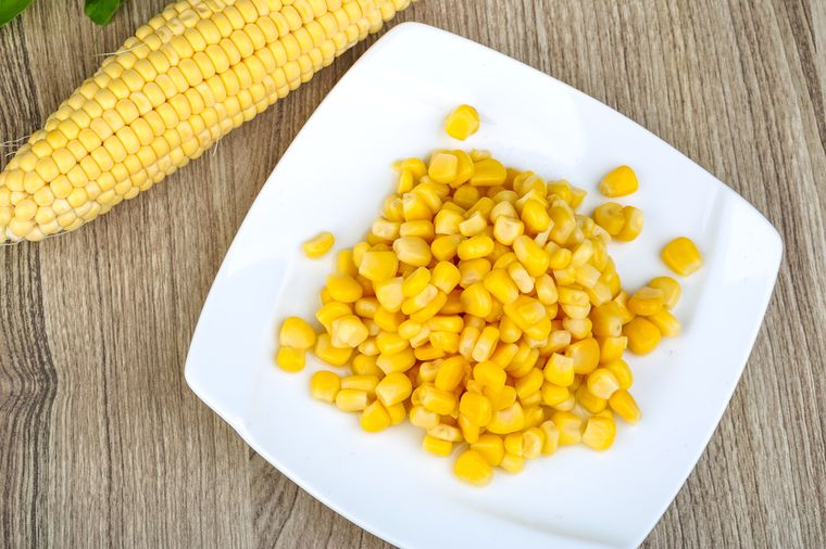 зерна кукурузы в тарелке