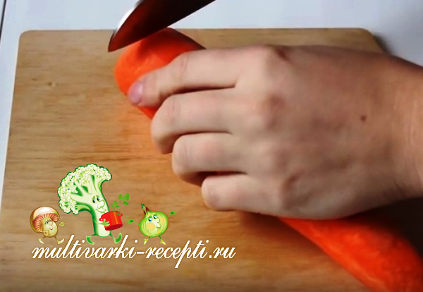 Нарежьте морковку кружочками