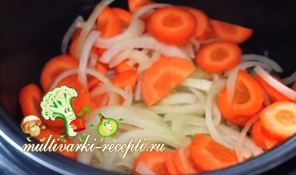 Обжарьте лук и морковь в мультиварке