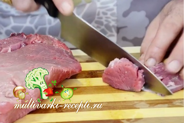 Нарежьте мясо для жаркого кубиками