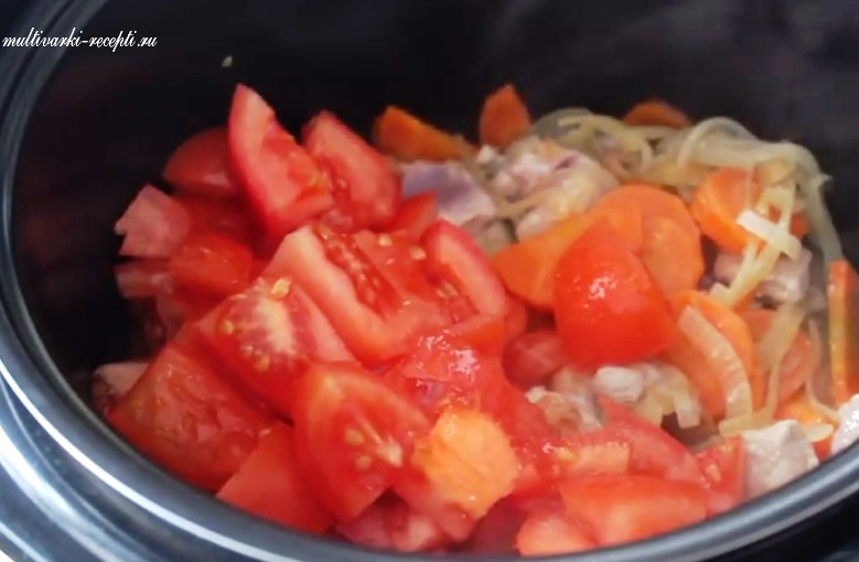 Добавьте помидоры в жаркое в мультиварке