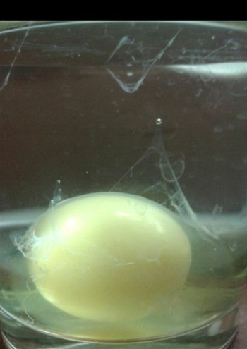 Снятие яйцом в воде. Яйцо в воде. Снятие порчи яйцом.