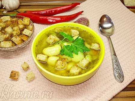 Суп с фасолью и грибами с сухариками