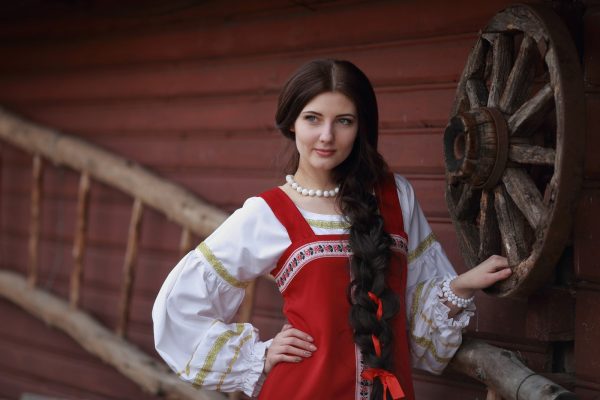русская девушка в народном костюме, деревянный дом