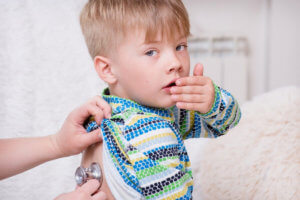 Как лечить влажный кашель у ребенка: доступные и безопасные способы