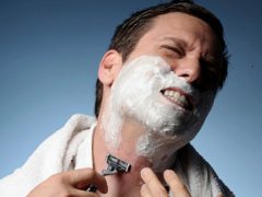 Что делать, если порезал родинку при бритье: первая помощь