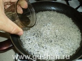 Рассыпчатый рис на сковороде