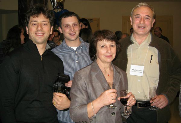 Сергей Брин с младшим братом Сэмом и родителями