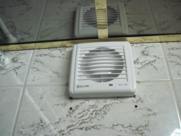 Чтобы быстро проветривать ванну, рекомендую установить вентиляторы, как на фото