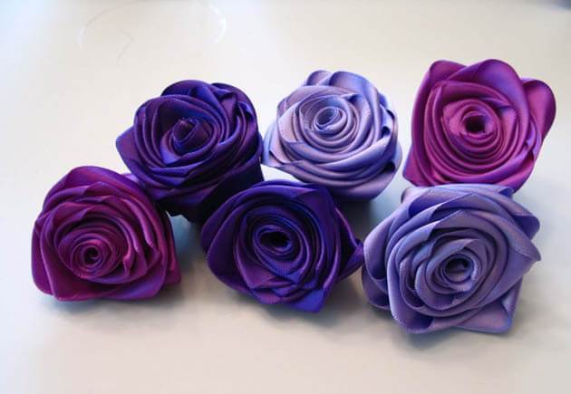 фиолетовые розы из лент