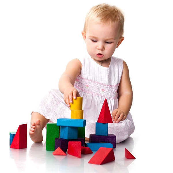 Первые шаги в создании целого из частей малыш совершает с помощью обычных кубиков