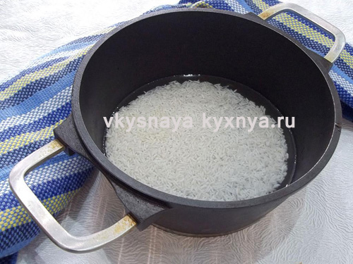 Рис в кастрюле с водой