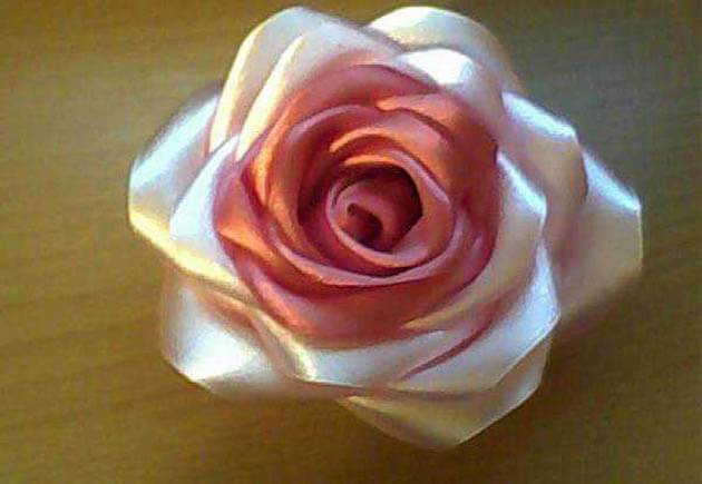 двухцветная роза из атласа
