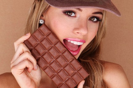 Молодая девушка и шоколад