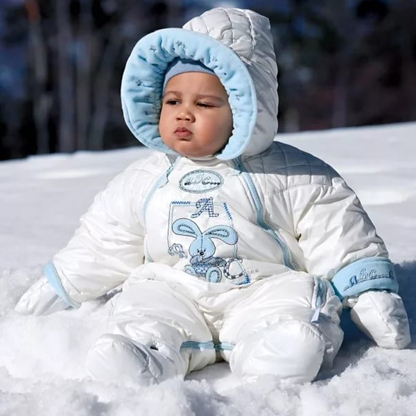 Зимой малышу комфортно в теплом комбинезоне с капюшоном 