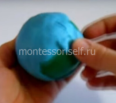 Покрываем голубым пластилином шарик