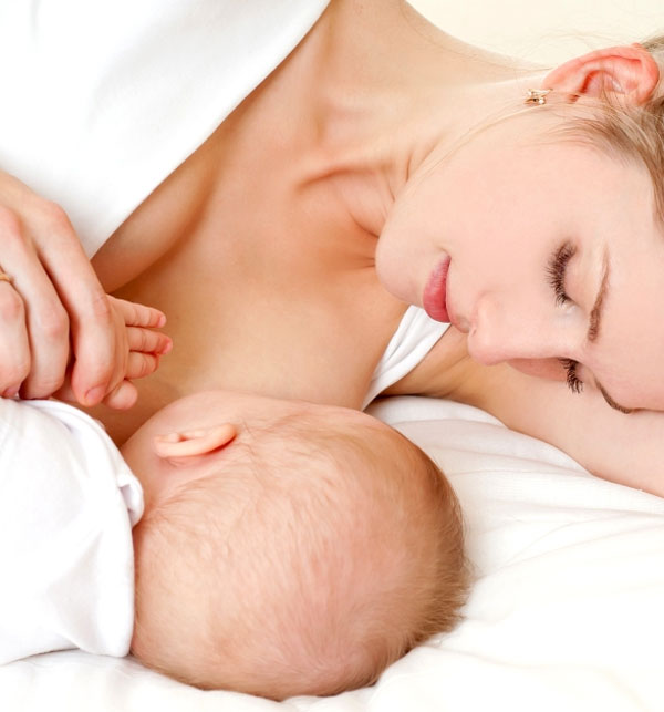 При грудном вскармливании считается нормой, когда до 6 месяцев ребенок ничего не ест, кроме молока матери