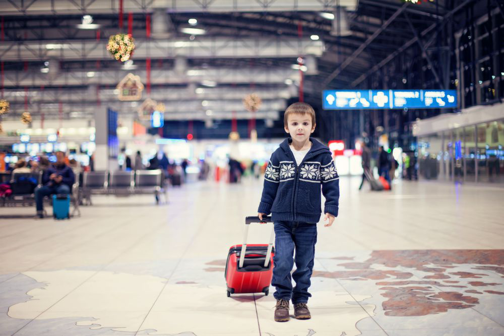 Мальчик с красным чемоданом