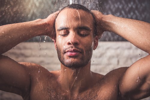 Горячий душ снимает боль в шее