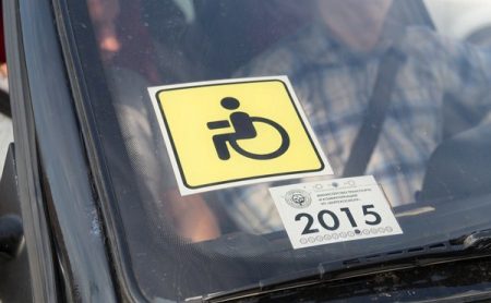 Для парковки на специальной стоянке на лобовом стекле автомобиля должна быть наклейка с данными водителя