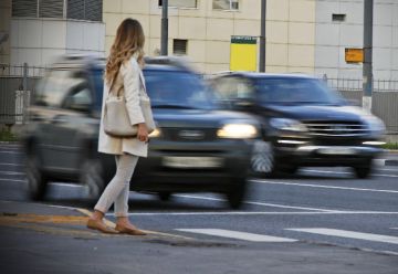 При проезде пешеходного перехода необходимо убедиться в отсутствии пешехода, либо в том, что он намерен перейти дорогу