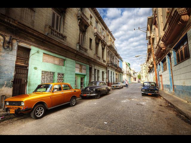 Одна из улиц в столице Кубы, Гаване