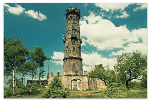 Знаменитая каменная смотровая башня на вершине называется так же, как и сама гора — Děčínský Sněžník. Лучший вид на Чешскую Швейцарию открывается именно с этой башни.