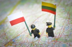Игрушечные человечки со флагами Литвы и Польши